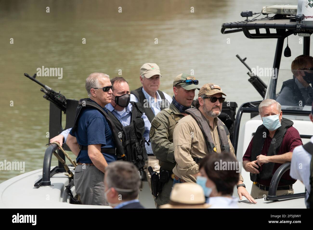 Granejo, USA . 26 Marzo 2021. I senatori Ted Cruz, R-Texas e LINDSEY GRAHAM, R-South Carolina (estrema destra) guidano una delegazione di diciotto senatori degli Stati Uniti in giro per il Rio Grande River a sud di Mission in quattro Texas Department of Public Safety Gunboats alla fine di un vortice tour del Texas meridionale. I senatori videro un centro di lavorazione dei migranti sovraffollato a Donna e un cadavere che galleggiava nel fiume a nord del Parco di Anzalduas. Credit: Bob Daemmrich/Alamy Live News Foto Stock