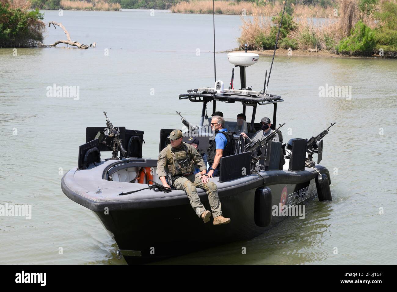 Granjeno, Texas USA, 26 marzo 2021. Una parte di una delegazione di diciotto senatori repubblicani degli Stati Uniti cavalcano il Rio Grande River a sud di Mission in un Texas Department of Public Safety Gunboat alla fine di un vortice tour del Texas meridionale. I senatori videro un centro di lavorazione dei migranti sovraffollato a Donna e un cadavere che galleggiava nel fiume a nord del Parco di Anzalduas. Credit: Bob Daemmrich/Alamy Live News Foto Stock
