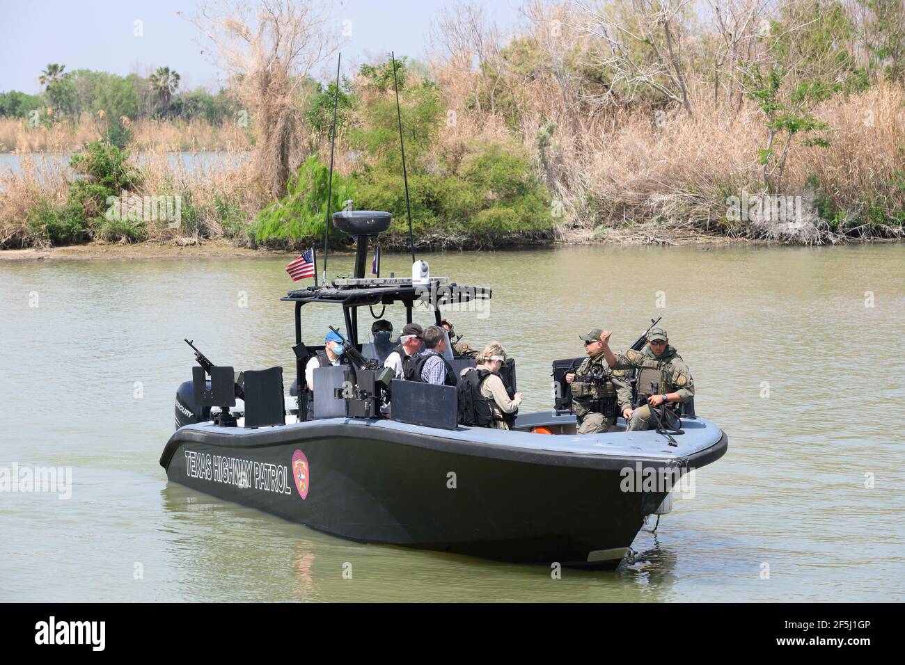 Granjeno, Texas USA, 26 marzo 2021. Una parte di una delegazione di diciotto senatori repubblicani degli Stati Uniti cavalcano il Rio Grande River a sud di Mission in un Texas Department of Public Safety Gunboat alla fine di un vortice tour del Texas meridionale. I senatori videro un centro di lavorazione dei migranti sovraffollato a Donna e un cadavere che galleggiava nel fiume a nord del Parco di Anzalduas. Credit: Bob Daemmrich/Alamy Live News Foto Stock