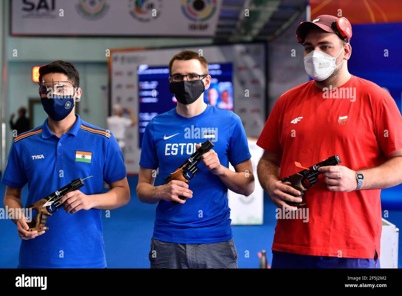 Nuova Delhi, India. 26 Marzo 2021. NEW DELHI, INDIA - MARZO 26: Il medalista d'oro Peeter Olesk dell'Estonia (C), il medalista d'argento Vijayveer Sidhu dell'India (L) e il medalista di bronzo Oskar Miliwek della Polonia pongono per una fotografia durante la finale maschile di 25 m della Coppa del mondo 2021 della Federazione Internazionale dello Sport di Tiro (ISSF), Al Dr Karni Singh Shooting Ranges, il 26 marzo 2021 a Nuova Delhi, India. (Foto di Sanjeev Verma/ Hindustan Times/Sipa USA) Credit: Sipa USA/Alamy Live News Foto Stock