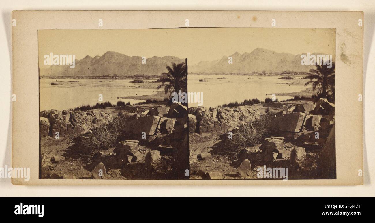 Pali di roccia vicino al corpo di acqua, albero di palma a destra. Francis Frith (inglese, 1822 - 1898) Foto Stock