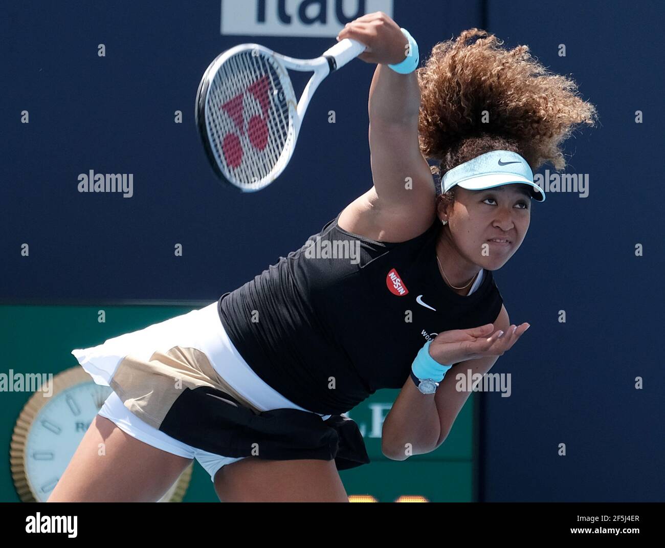 Miami Gardens, Stati Uniti. 26 Marzo 2021. Naomi Osaka dal Giappone serve ad Ajla Tomljanovic dall'Australia sul campo dello stadio al Miami Open presso l'Hard Rock Stadium di Miami Gardens, Florida, venerdì 26 marzo 2021. Foto di Gary i Rothstein/UPI Credit: UPI/Alamy Live News Foto Stock