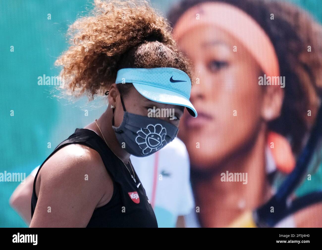 Miami Gardens, Stati Uniti. 26 Marzo 2021. Naomi Osaka dal Giappone mette su una maschera e celebra dopo aver sconfitto Ajla Tomljanovic dall'Australia sul campo dello stadio al Miami Open presso l'Hard Rock Stadium di Miami Gardens, Florida, venerdì 26 marzo 2021. Foto di Gary i Rothstein/UPI Credit: UPI/Alamy Live News Foto Stock