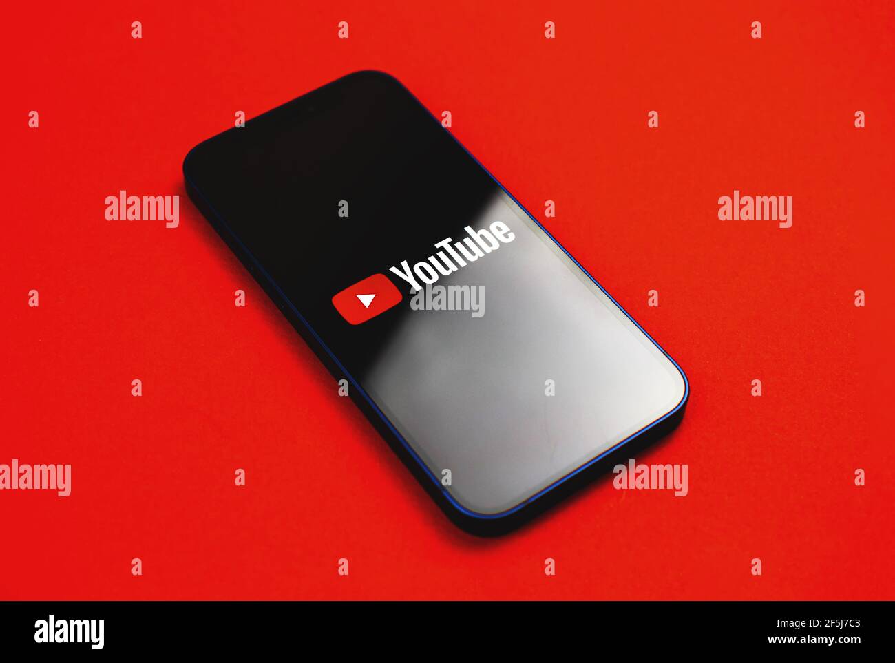 Kharkov, Ucraina - 24 marzo 2021: Logo YouTube sullo schermo, foto piatta Foto Stock