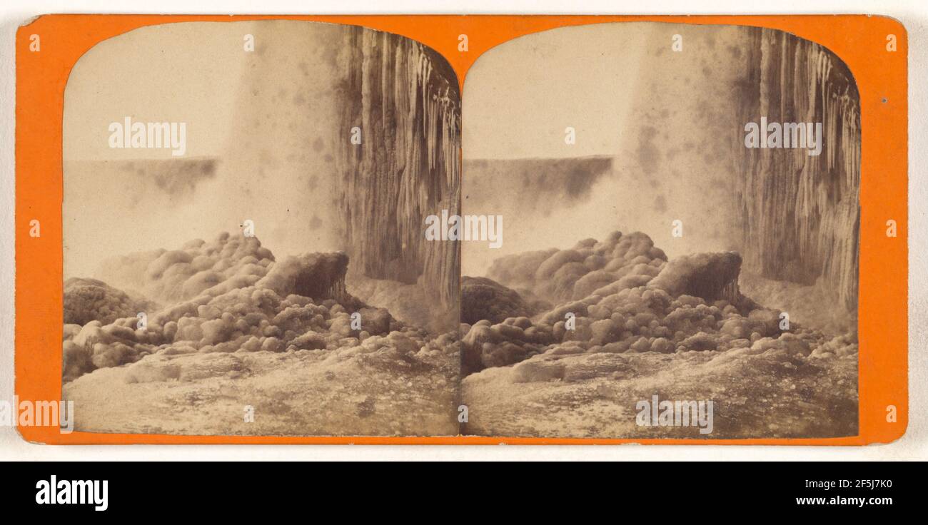 Una vista dai piedi della caduta di Horse Shoe, Canada. Produttore sconosciuto, canadese Foto Stock