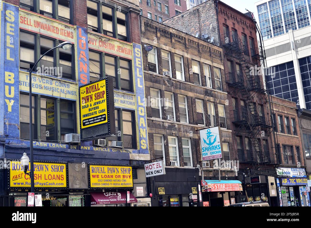 Chicago, Illinois, Stati Uniti. Un isolato su South Clark Street nel South Loop di Chicago riflette il suo passato quando faceva parte di una "fila di bambini". Foto Stock