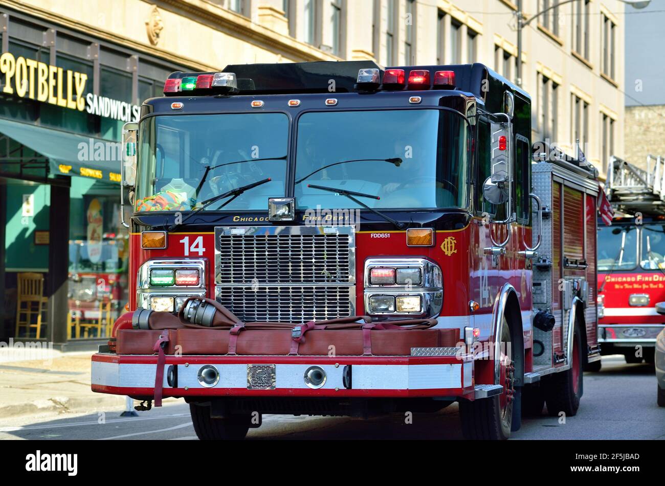 Chicago, Illinois, Stati Uniti. Camion antincendio che rispondono a una chiamata di fuoco 911 su Milwaukee Avenue nel quartiere di Wicker Park a Chicago. Foto Stock