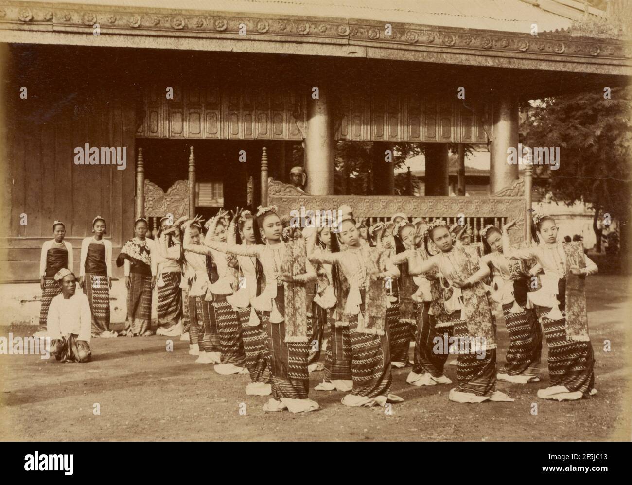 Gruppo di ragazze birmane raccolte da Ko Aung Ba, Commissario Municipale per ballare prima di H. R. H. il Duca di Clarence e Avondale. Felice Beato (italiano, nato Italia, 1832 - 1909) Foto Stock