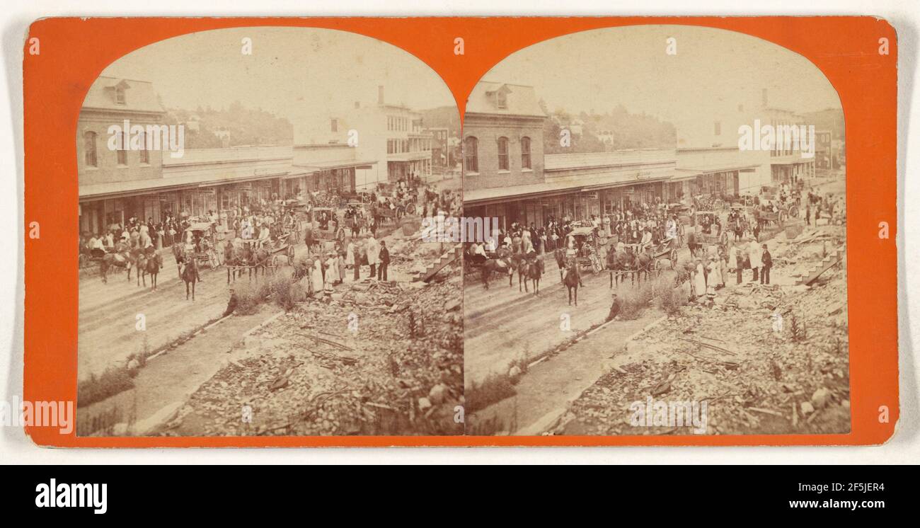 Scena di strada affollata di persone e carri trainati da cavalli e carrozze, forse a Wilton, New Hampshire. Freeman E. Bugbee (americano, 1846 - 1899) Foto Stock