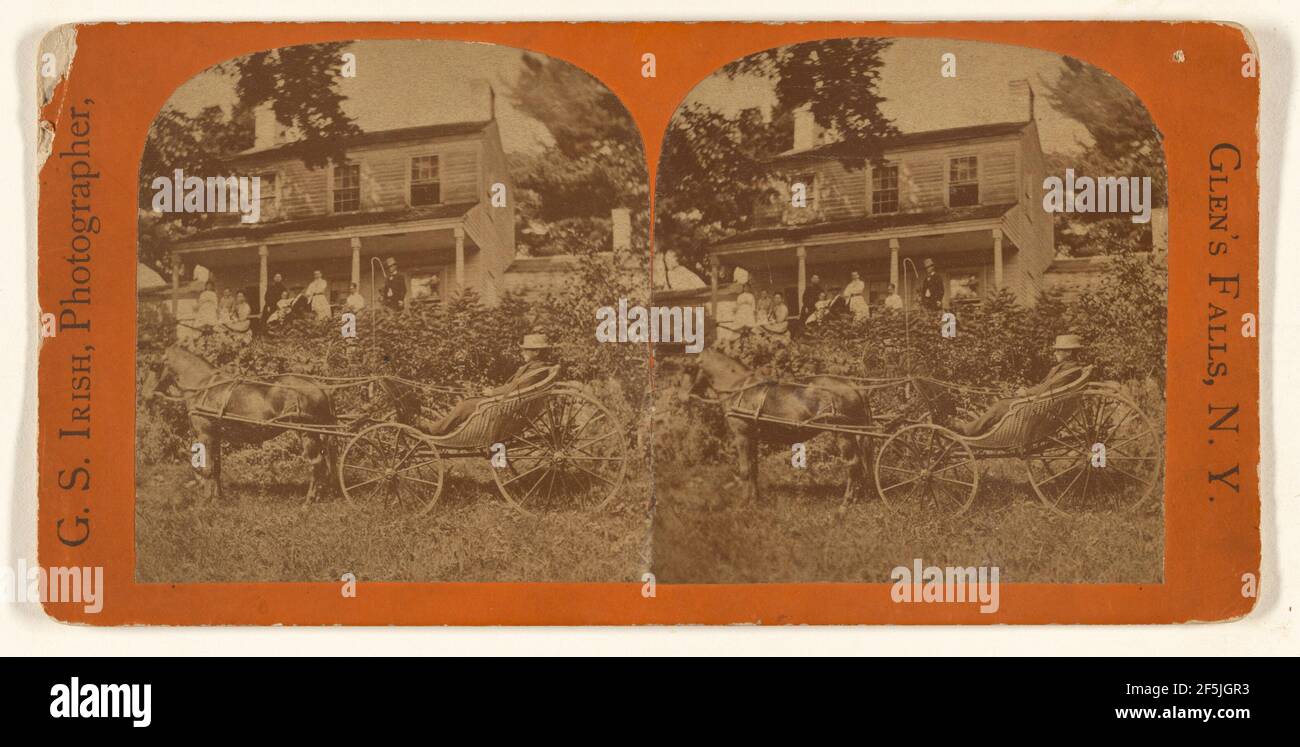 Uomo seduto in carrozza trainata da cavalli, persone in piedi sul portico di una grande casa in retrterreno, forse a Glen's Falls, N.Y.. George S. Irish (americano, attivo nel 1870) Foto Stock