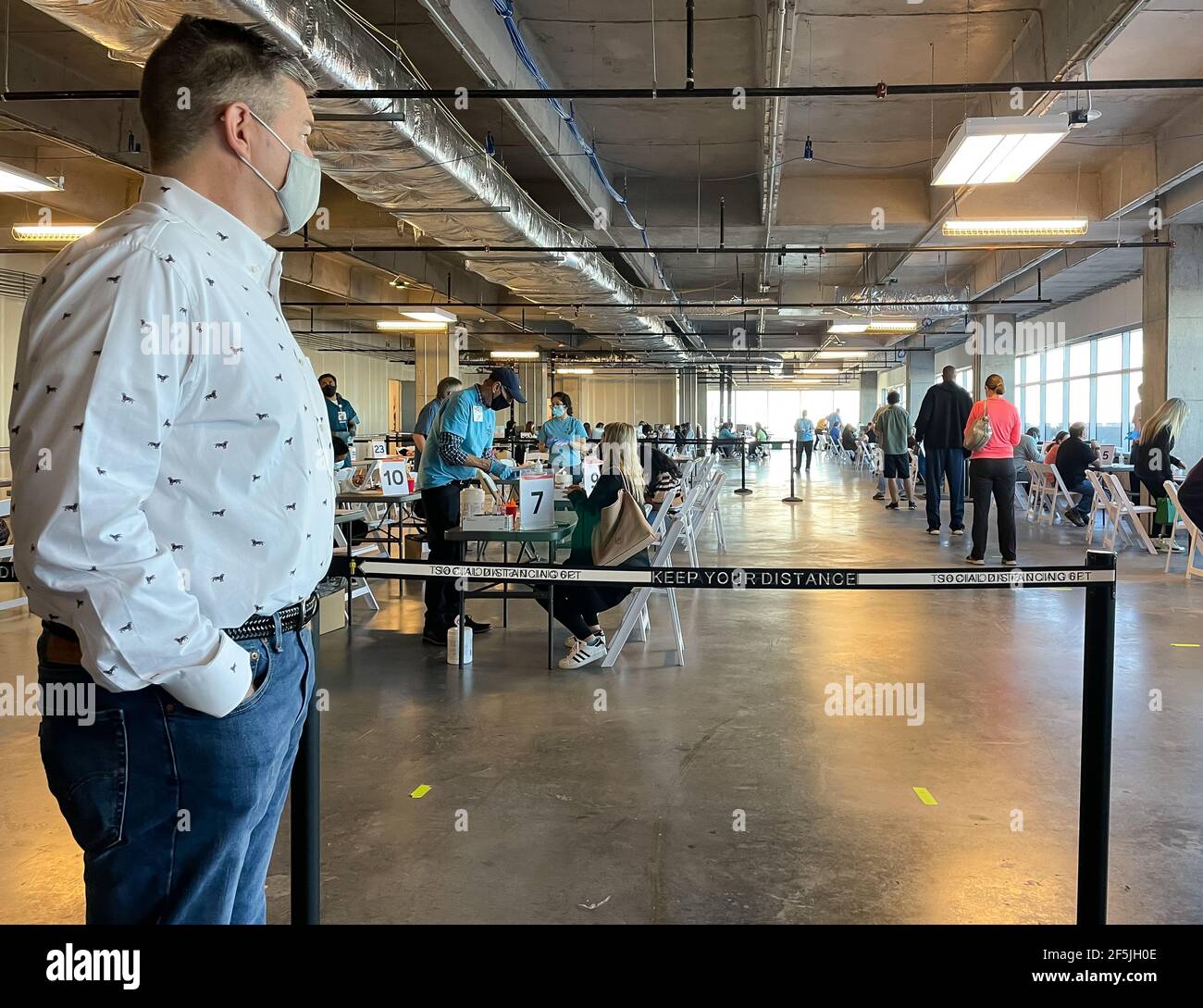 Frisco TX, USA - 26 marzo 2021: Visione interna di persone in attesa di coda per ottenere il vaccino COVID-19 Foto Stock