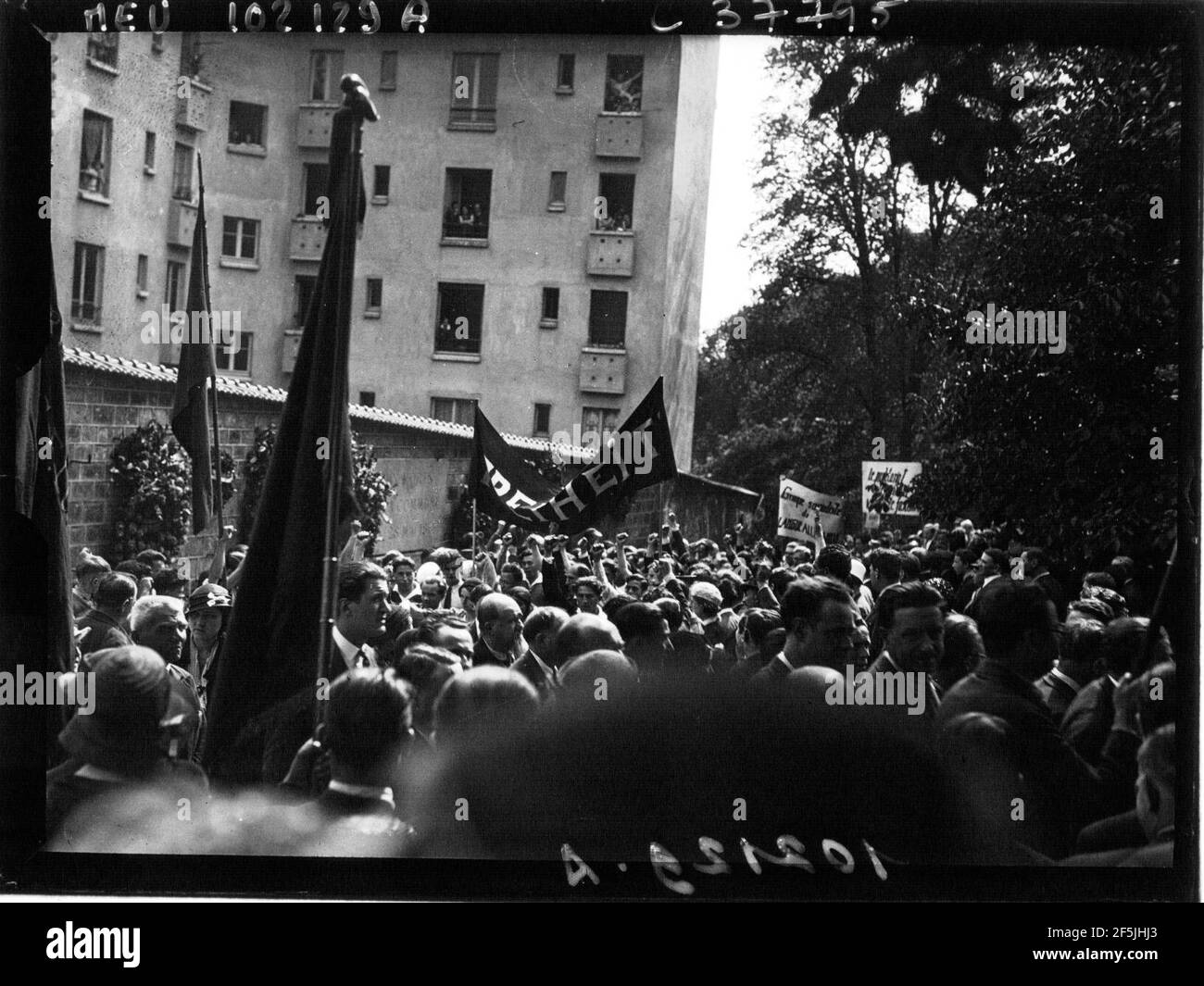 Père Lachaise - manifestazione S.F.I.O. au mur des Fédérés (Btv1b9046744v f1). Foto Stock