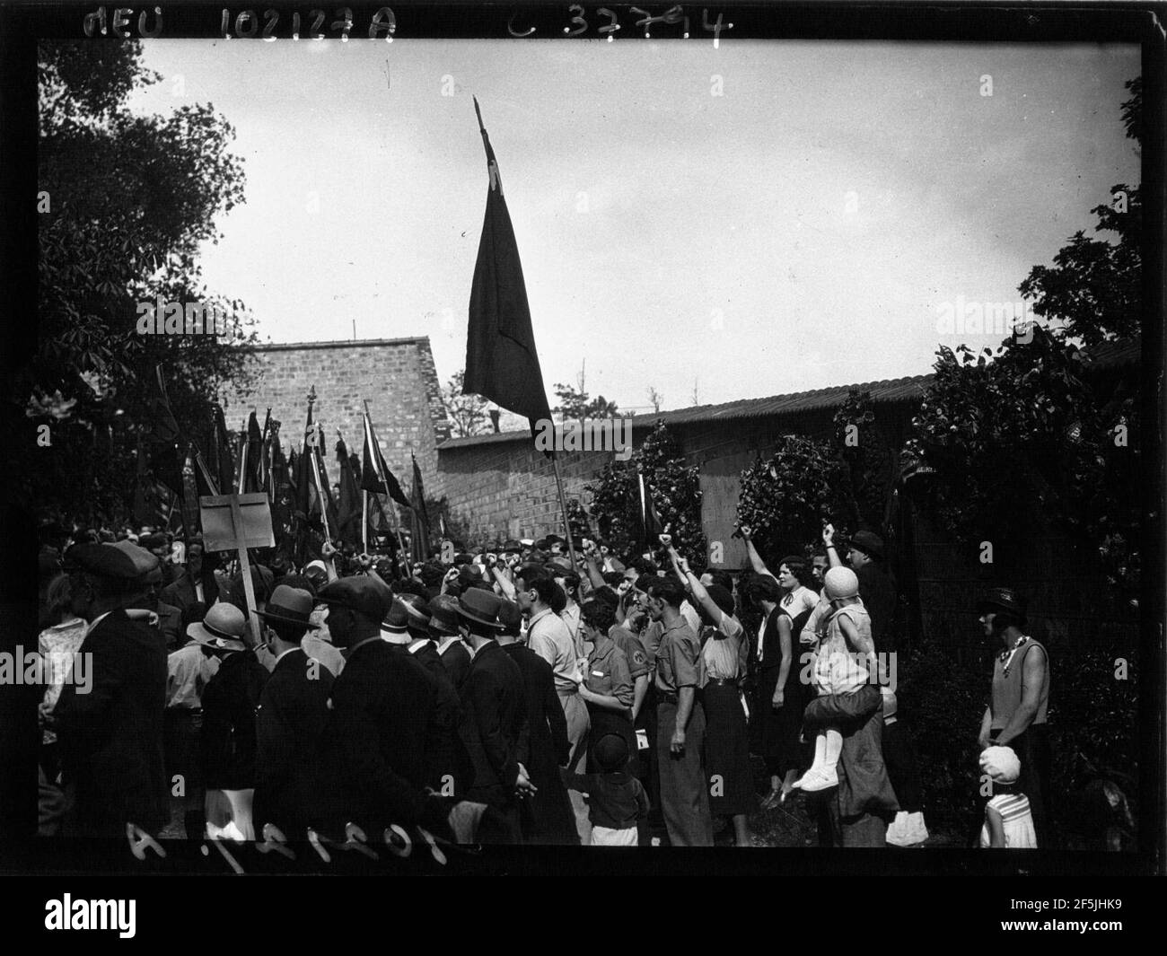 Père Lachaise - manifestazione S.F.I.O. au mur des Fédérés (Btv1b9046726x f1). Foto Stock