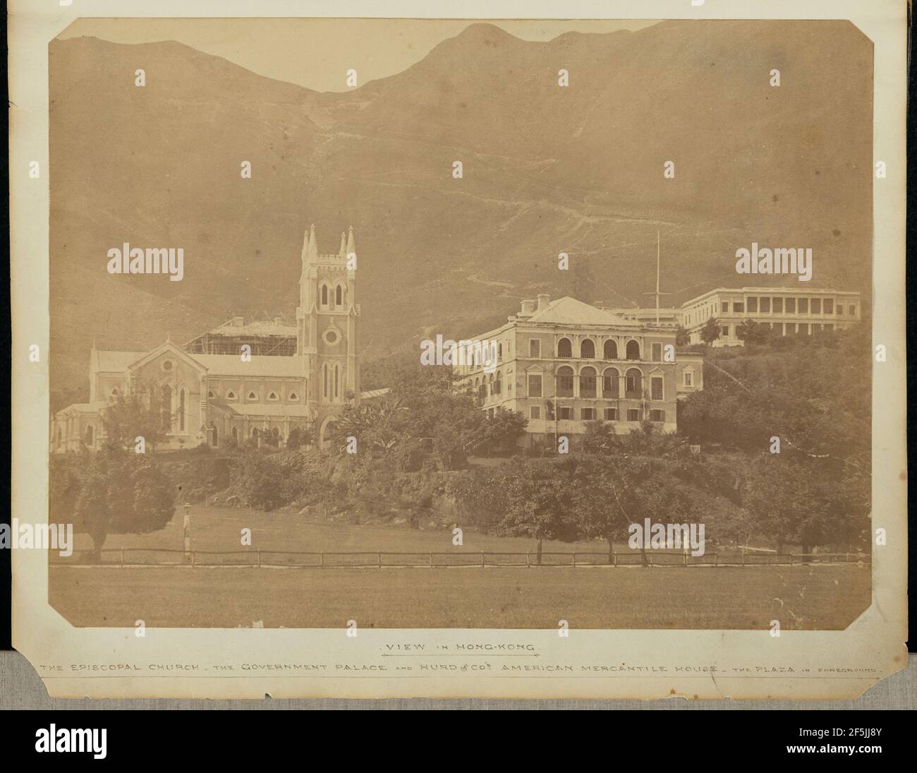 Vista a Hong-Kong - la Chiesa Episcopale - il Palazzo del Governo e la Casa Mercantile americana di Hurd & Co. - la Plaza in Foreground. Felice Beato (italiano, nato Italia, 1832 - 1909) Foto Stock