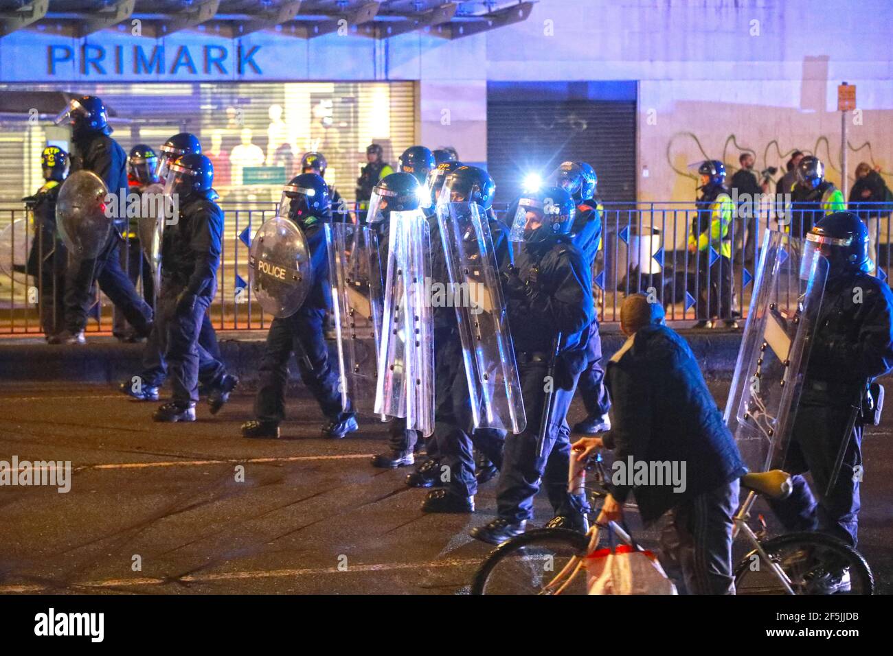 Bristol, Regno Unito. 27 Marzo 2021. I manifestanti scendono per la terza volta in piazza nel centro di Bristol per dimostrare la proposta di legge sulla polizia, sul crimine e sulle sentenze. Credit: Natasha Quarmby/Alamy Live News Foto Stock