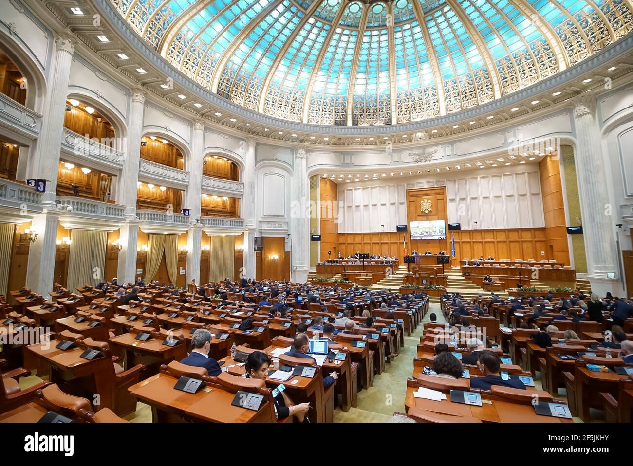 Bucarest, Romania - 24 marzo 2021: Riunione di lavoro dei deputati nella grande sala plenaria della Camera dei deputati del Parlamento rumeno, Foto Stock