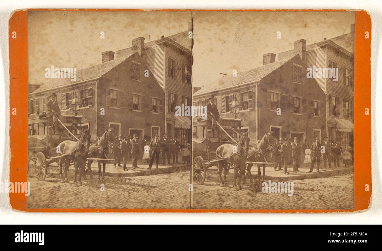 Gruppo di persone all'angolo della strada, carro trainato da cavalli a sinistra. H.M. Rand & H.A. Bird Foto Stock