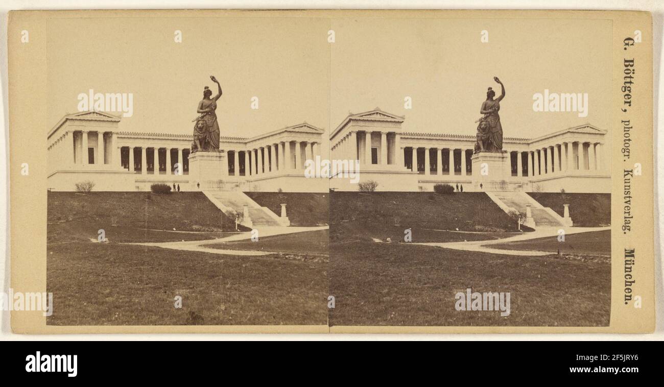 Vista di un grande edificio con colonne, statua di fronte, in Baviera. Georg Bottger (tedesco, 1821 - 1901) Foto Stock