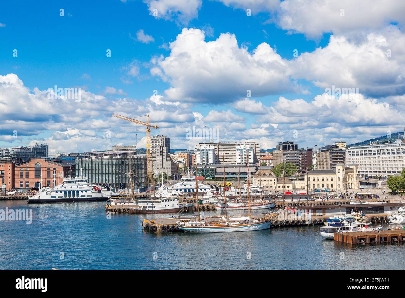 Il porto norvegese di Oslo è una delle attrazioni più importanti di Oslo in  una giornata estiva Foto stock - Alamy