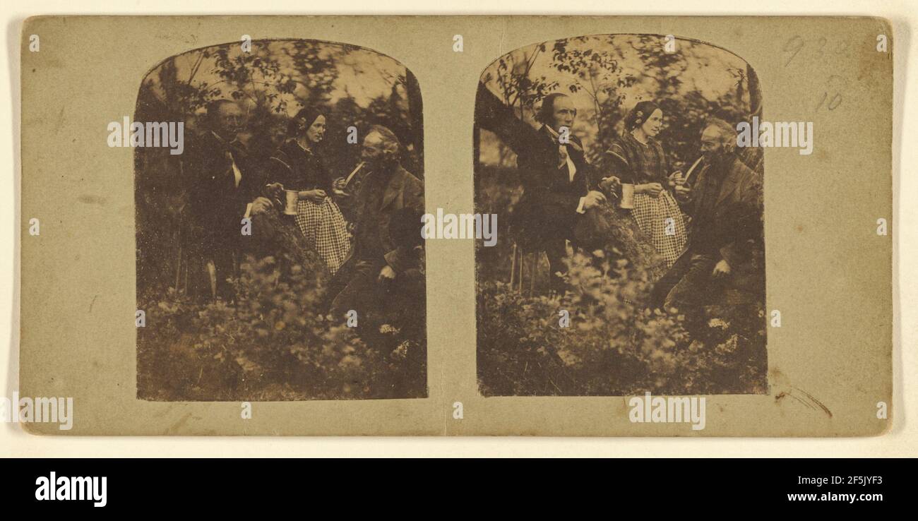 Due uomini e una donna in una zona boscosa, un uomo sta tenendo una tazza di peltro, l'altro è fumare un tubo a stelo lungo. Attribuito alla società stereoscopica londinese (attiva 1854 - 1890) Foto Stock