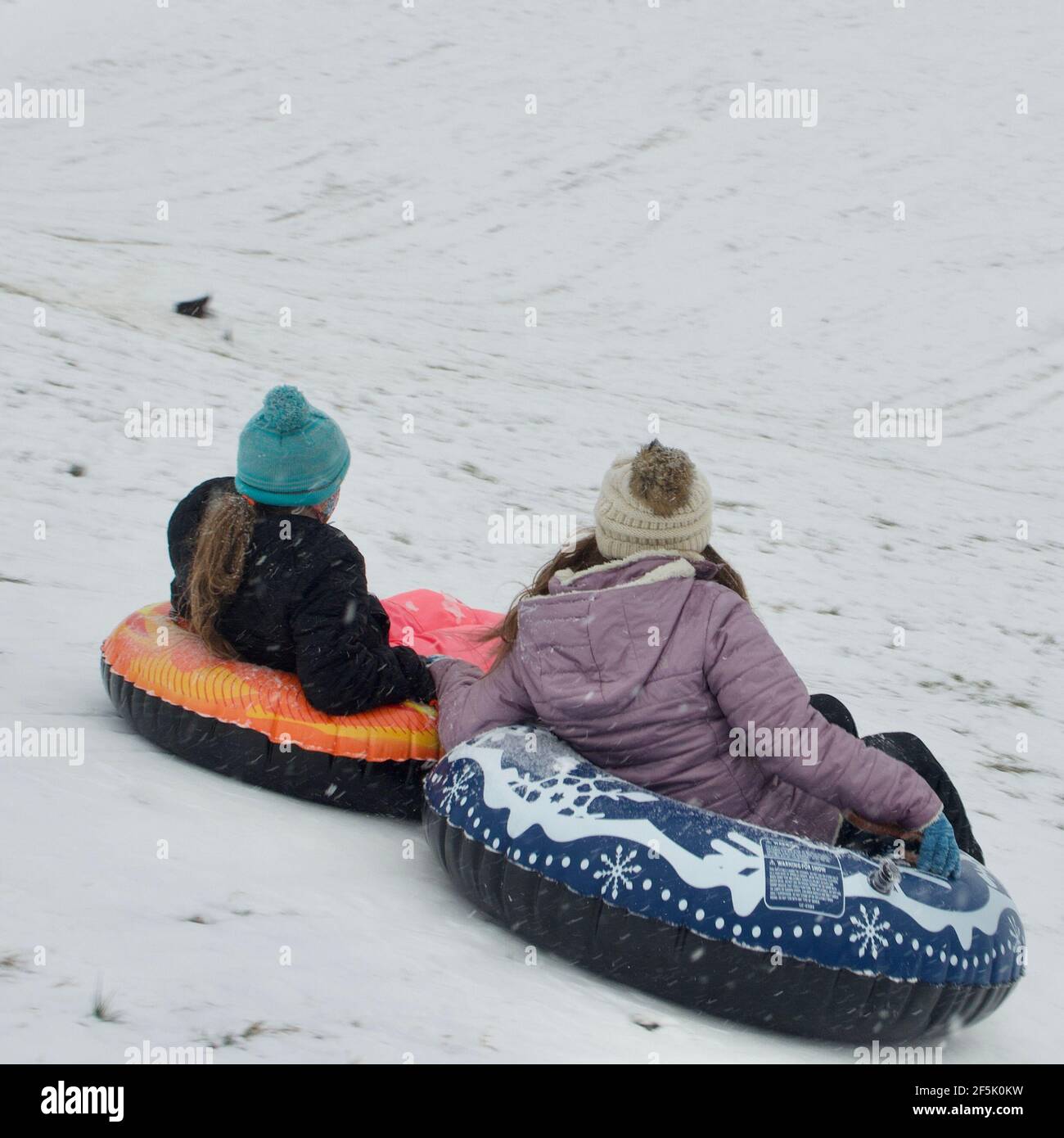 Ragazze neve tubing Foto Stock