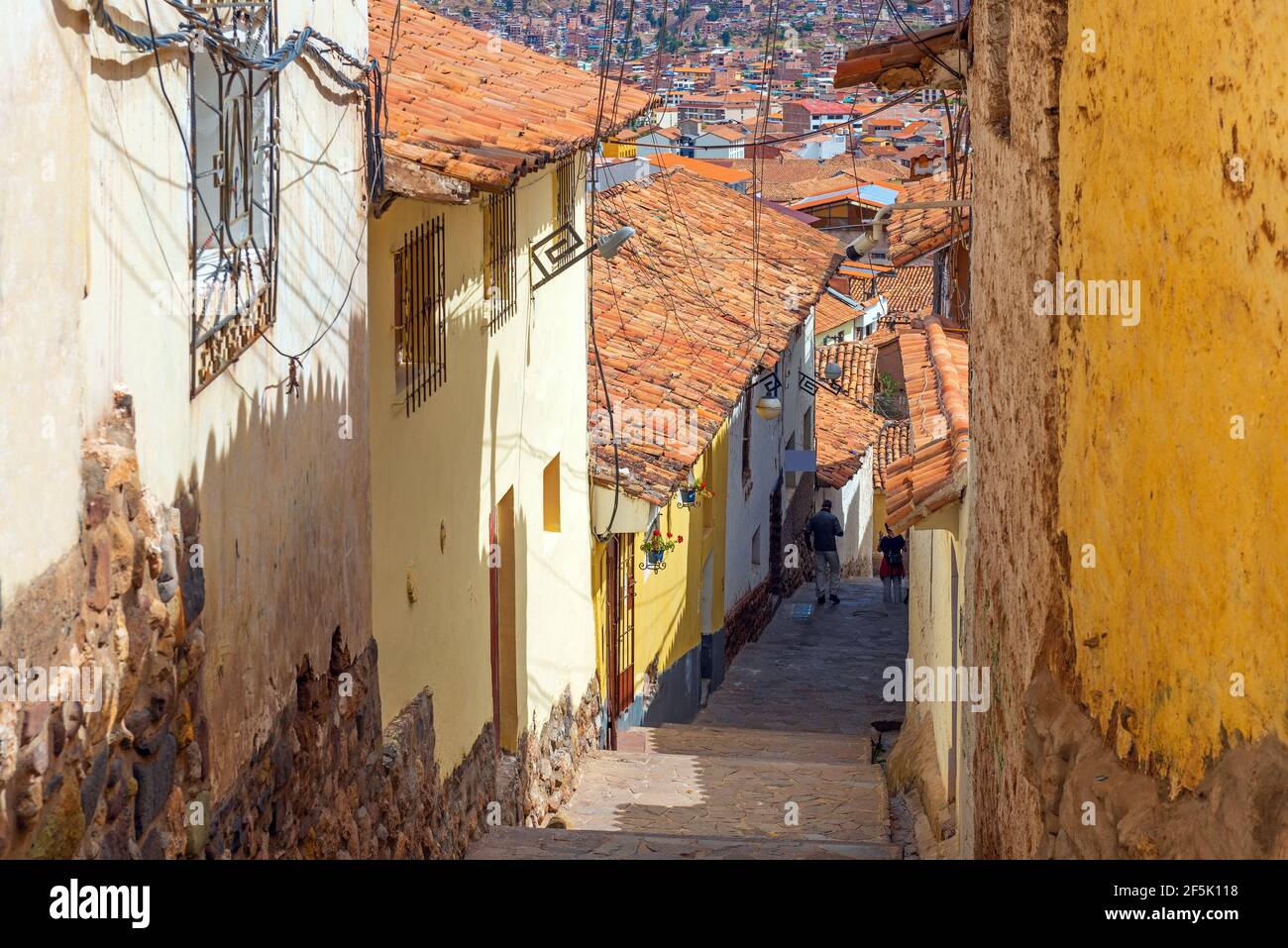 Strada con colorata architettura di stile coloniale con turisti irriconoscibili, Cusco, Perù. Foto Stock