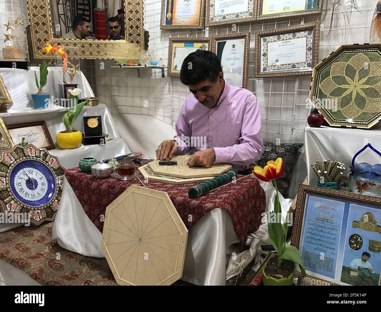 shiraz, Iran - 27 marzo 2017: Foto di antiquariato nel mercato della tradizione a shiraz Foto Stock