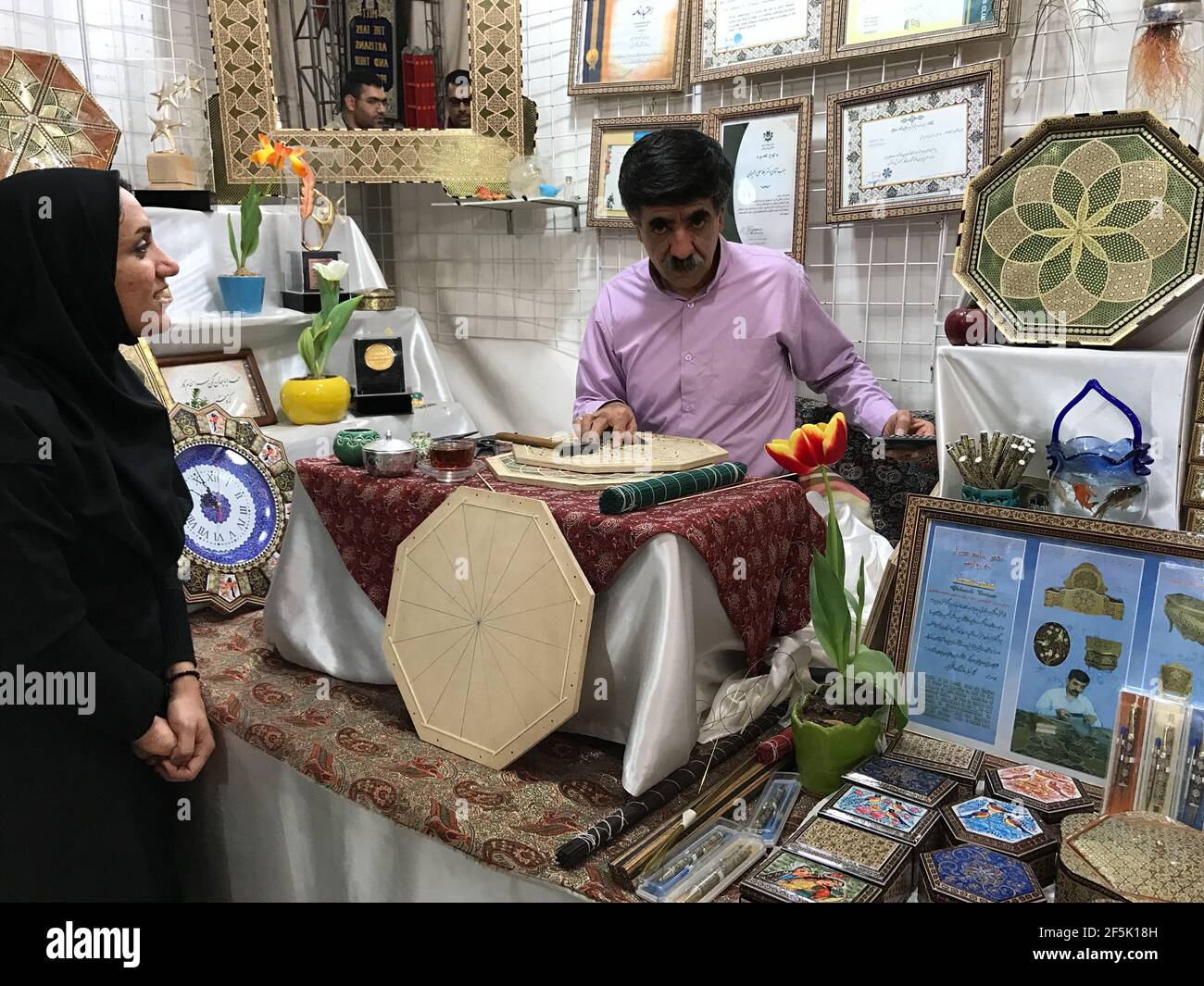 shiraz, Iran - 27 marzo 2017: Foto di antiquariato nel mercato della tradizione a shiraz Foto Stock