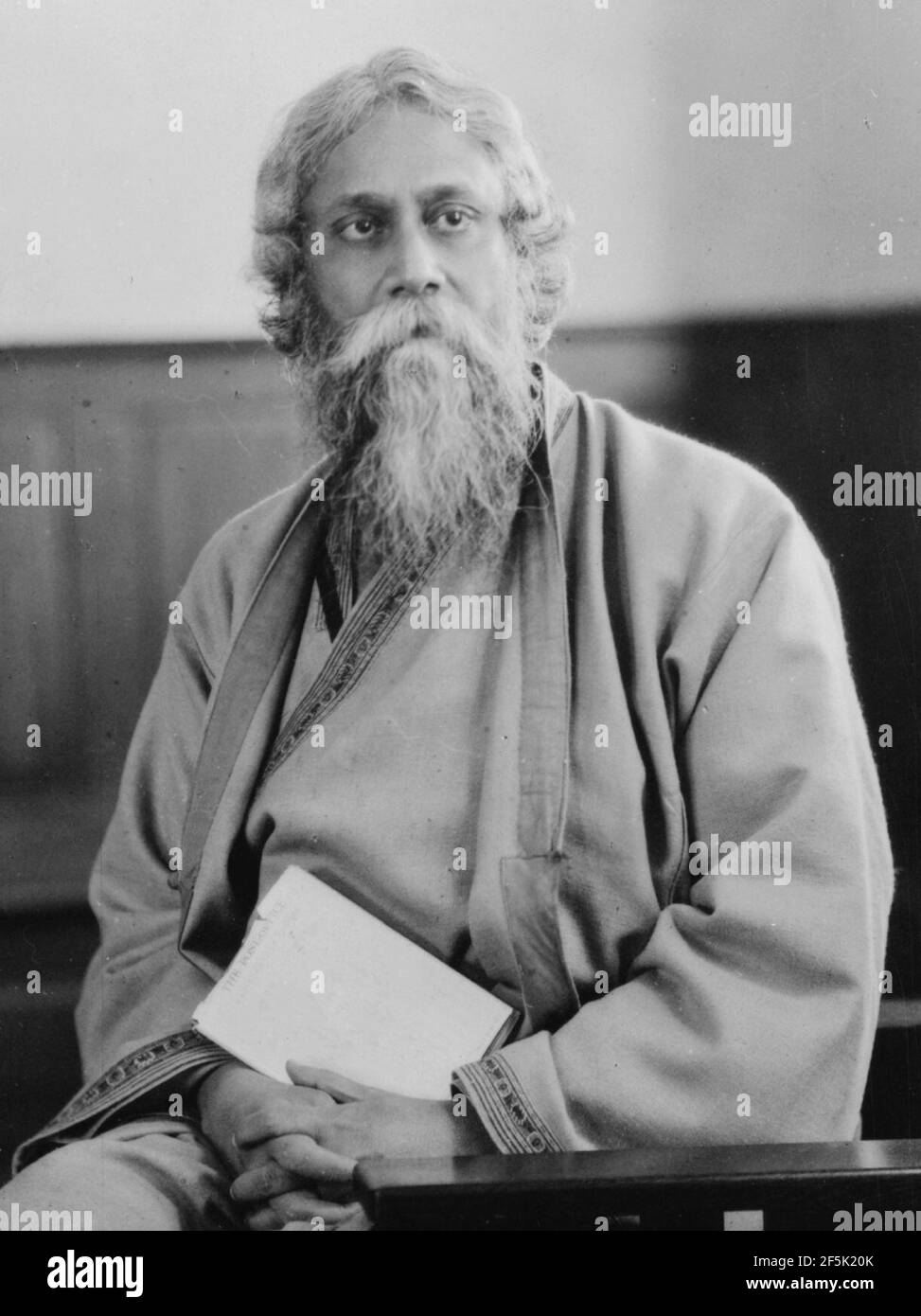 Rabindranath Tagore, ritratto a figura intera, seduto, rivolto verso la parte anteriore Foto Stock