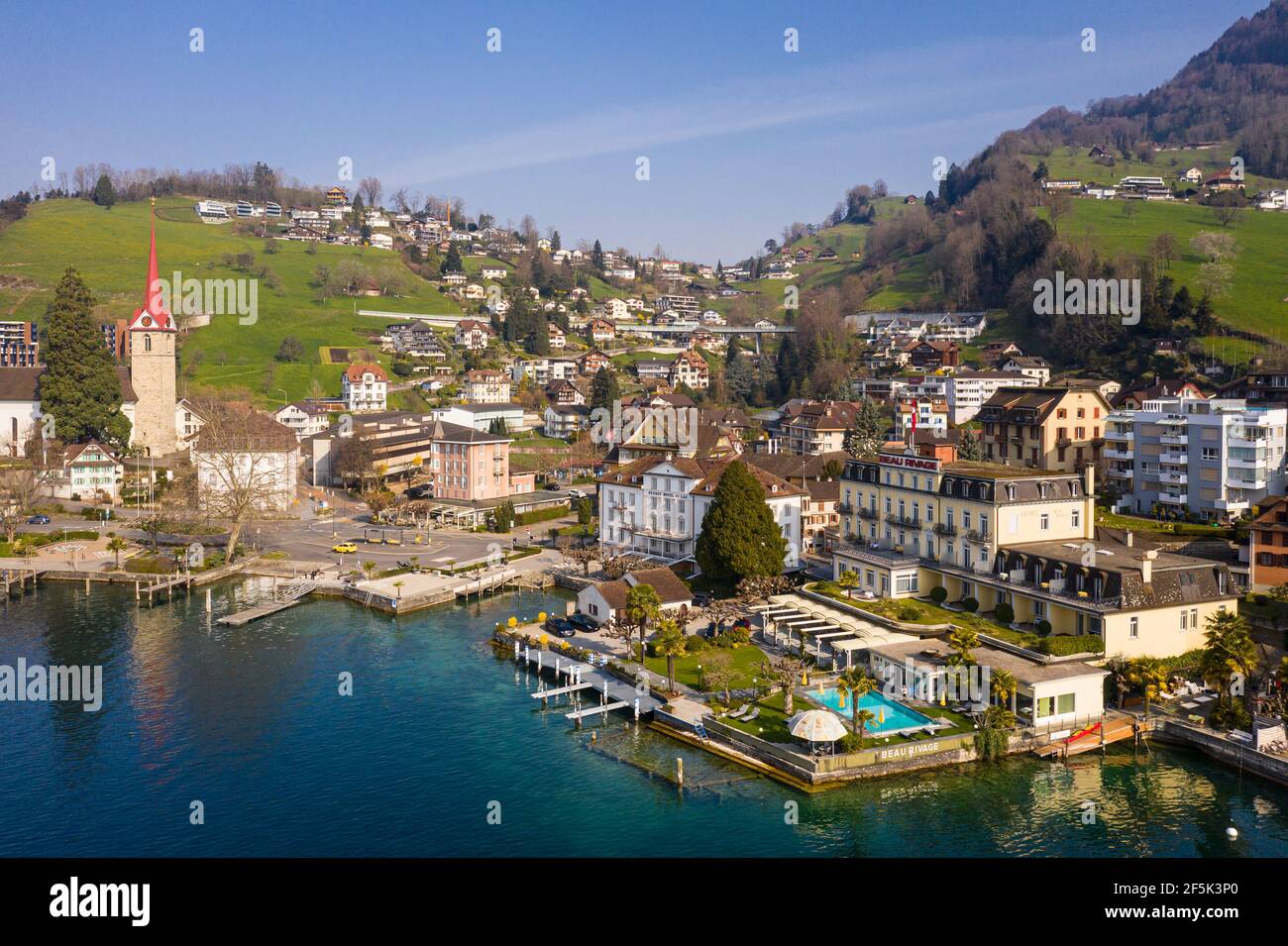 Weggis, Svizzera - Marzo 28 2020: Vista aerea di vari hotel di lusso come il Beau Rivage e l'Hotel du Lac che si trova sulla riva del lago Foto Stock