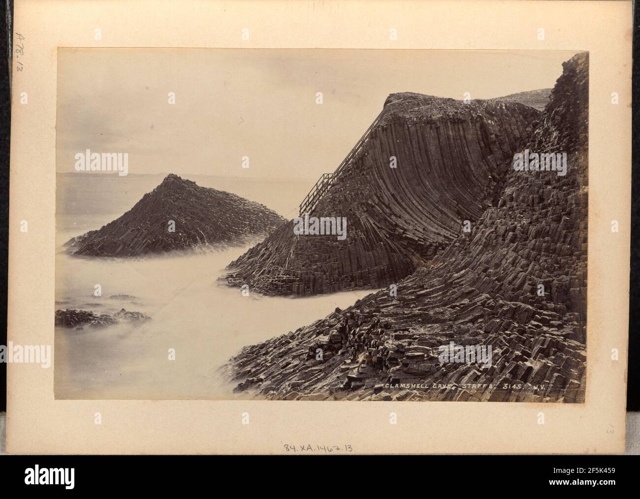 Cave di Clamshell, Staffa. James Valentine (Scottish, 1815 - 1879) Foto Stock