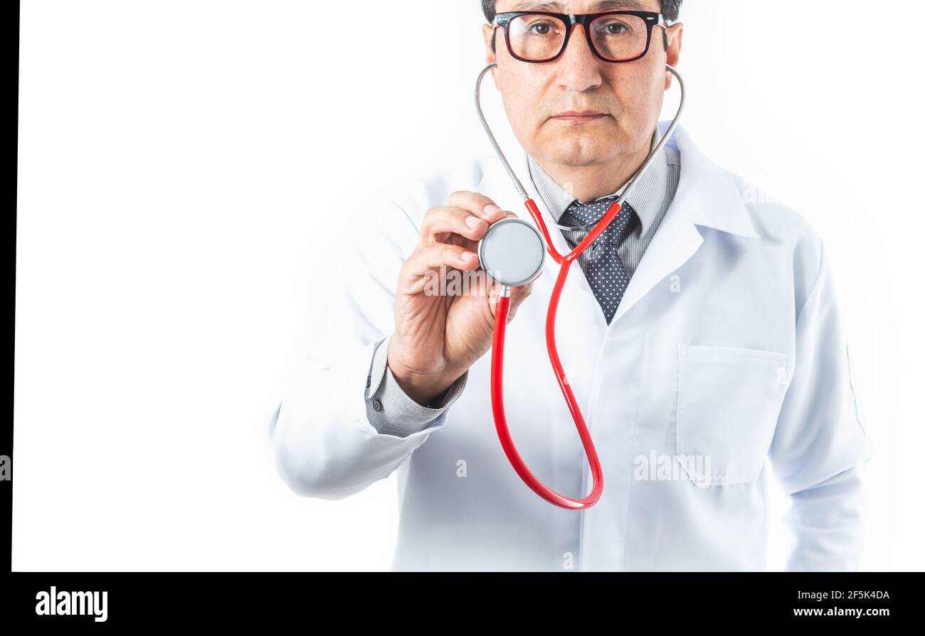 Medico latino in cappotto bianco e occhiali guardando la macchina fotografica con uno stetoscopio rosso per ascoltare il cuore o i polmoni. Concetto di medicina e cura del cuore Foto Stock