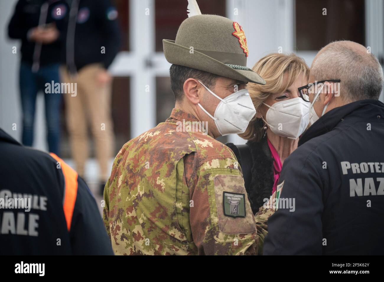 Il tenente generale Francesco Paolo Figliuolo (c) visto al centro. Il tenente generale Francesco Paolo Figliuolo, recentemente nominato commissario straordinario per l'emergenza COVID-19, e Fabrizio Curcio, capo del Dipartimento di protezione civile, hanno visitato nuovi centri di vaccinazione in Calabria. A Catanzaro, nel quartiere balneare Lido, hanno visitato il nuovo Centro Fieristico selezionato come potenziale hub. Sergio Abramo, sindaco di Catanzaro, e Antonino Spirlì, e governatore regionale temporaneo, li guidarono durante la visita. L'aumento dei centri di vaccinazione è considerato una priorità, specialmente con Foto Stock