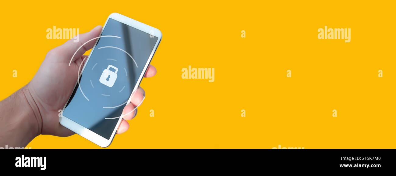 Mano dell'uomo con un primo piano del telefono. Immissione di una password per sbloccare lo smartphone. Richiedere una password all'utente. Accesso tramite impronta digitale. Protezione dei dati utente Foto Stock