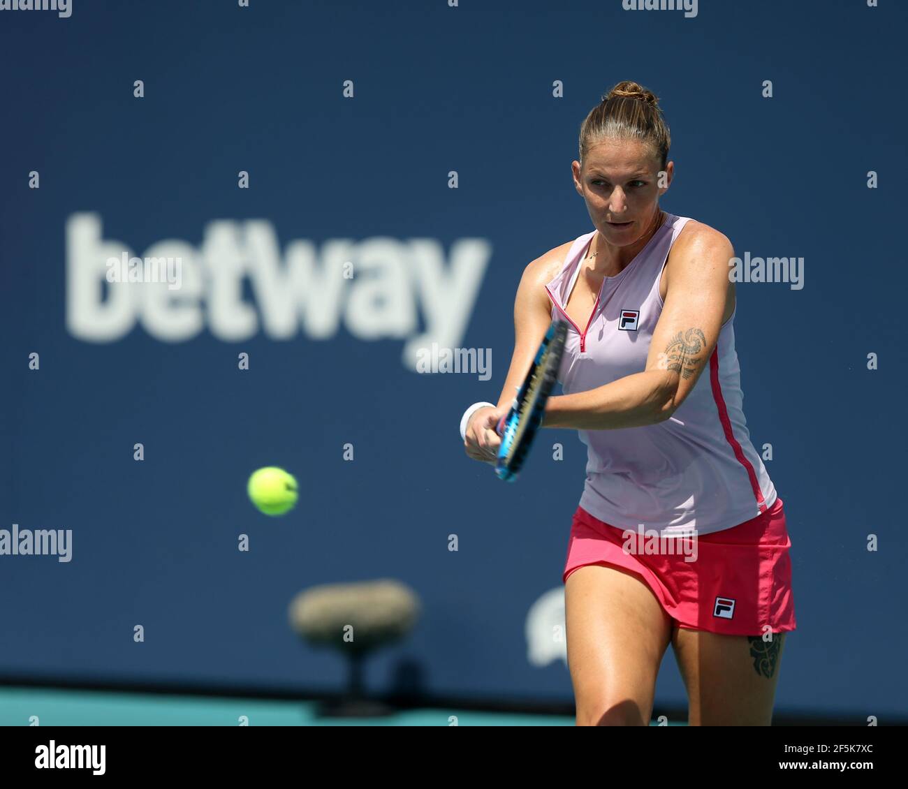 MIAMI GARDENS, FLORIDA - MARZO 26: Karolina Pliskova il giorno 5 del Miami 2021 aperto il 26 Marzo 2021 a Miami Gardens, Florida persone: Karolina Pliskova Credit: Storms Media Group/Alamy Live News Foto Stock