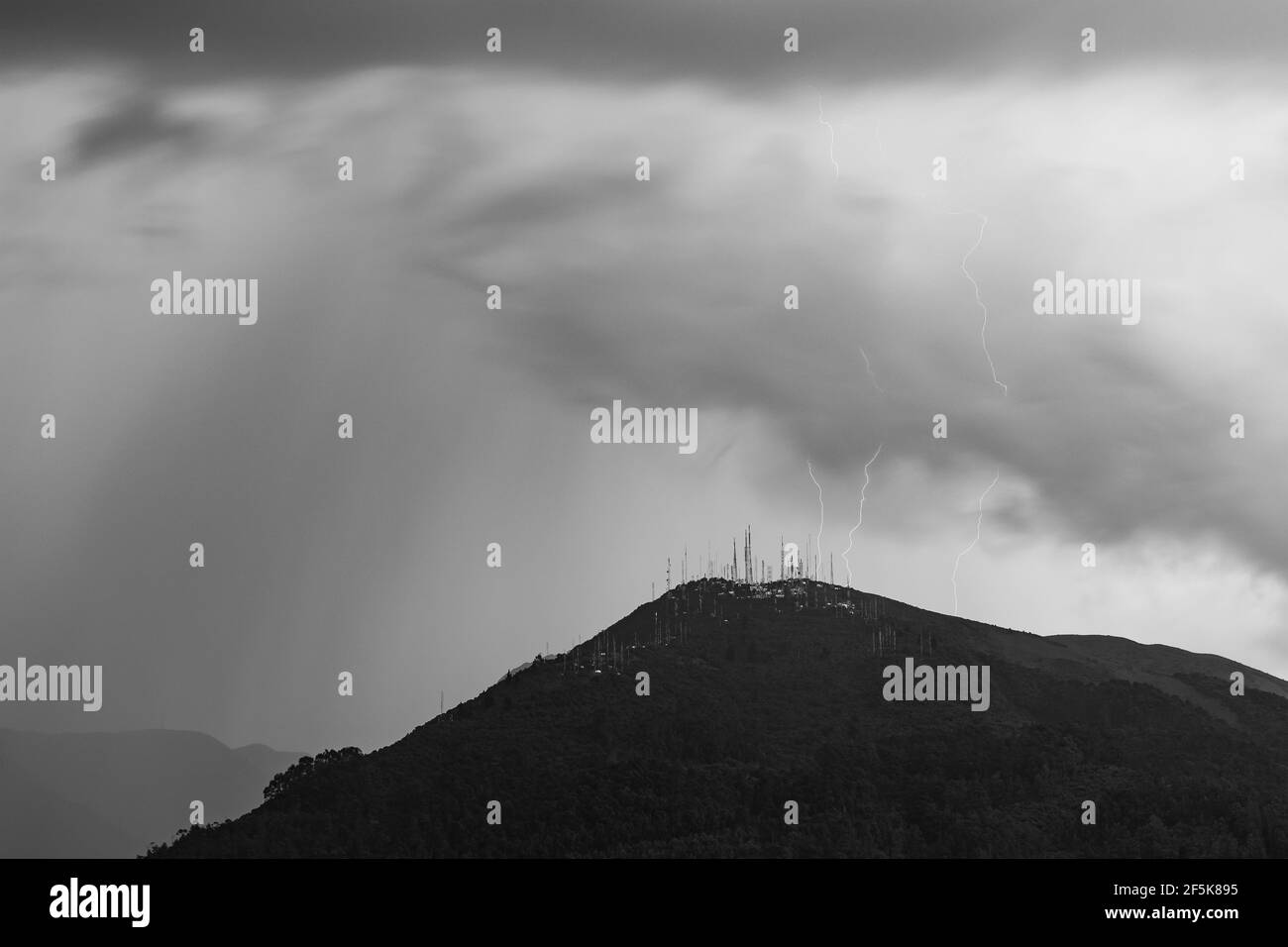 Tre fulmini in cima al vulcano Pichincha, Quito, Ecuador. Foto Stock