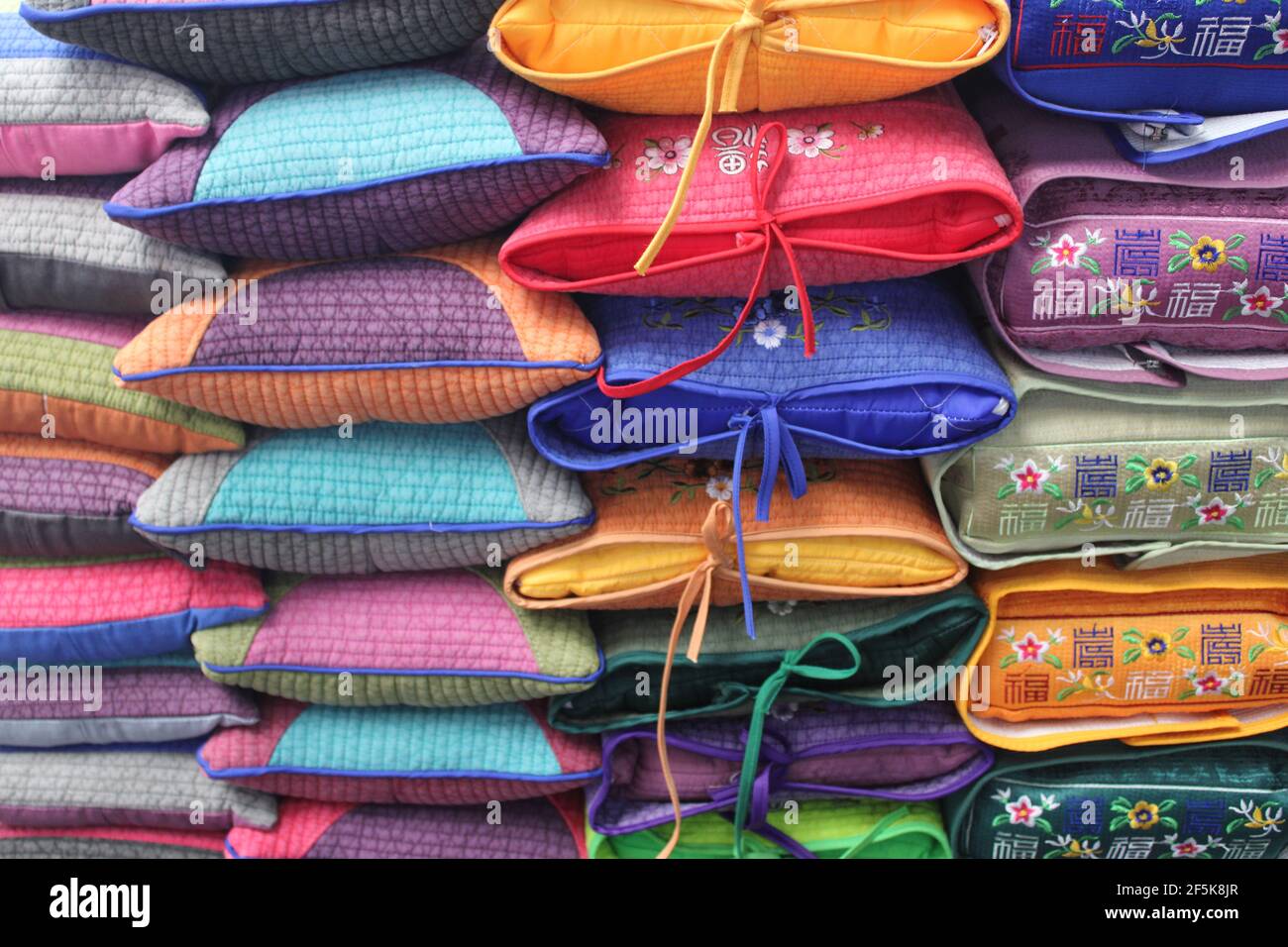 Festosi e colorati cuscini tradizionali coreani Foto Stock