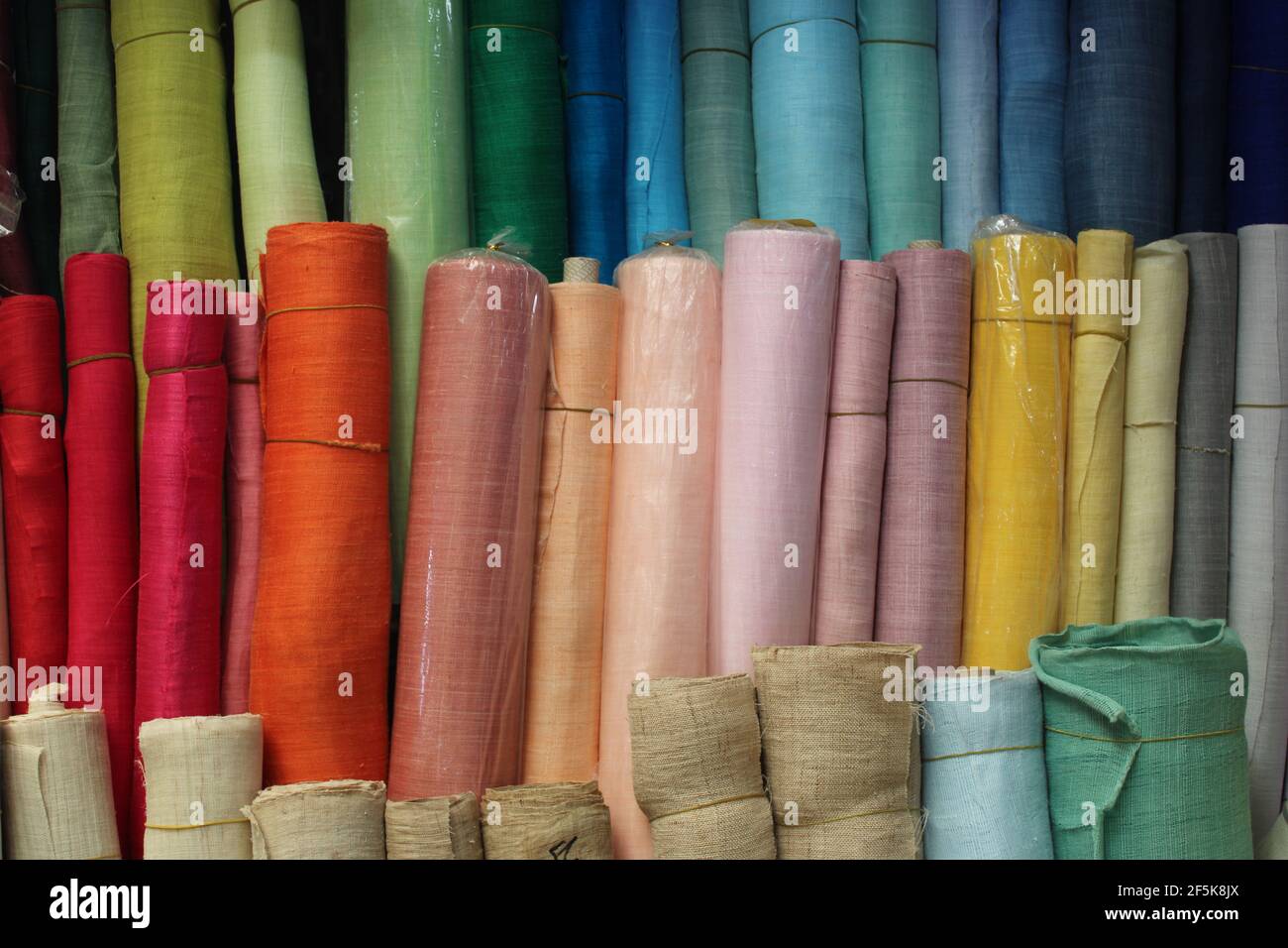 Bei rotoli di stoffa di seta usati nella fabbricazione tradizionale coreana abiti hanbok Foto Stock