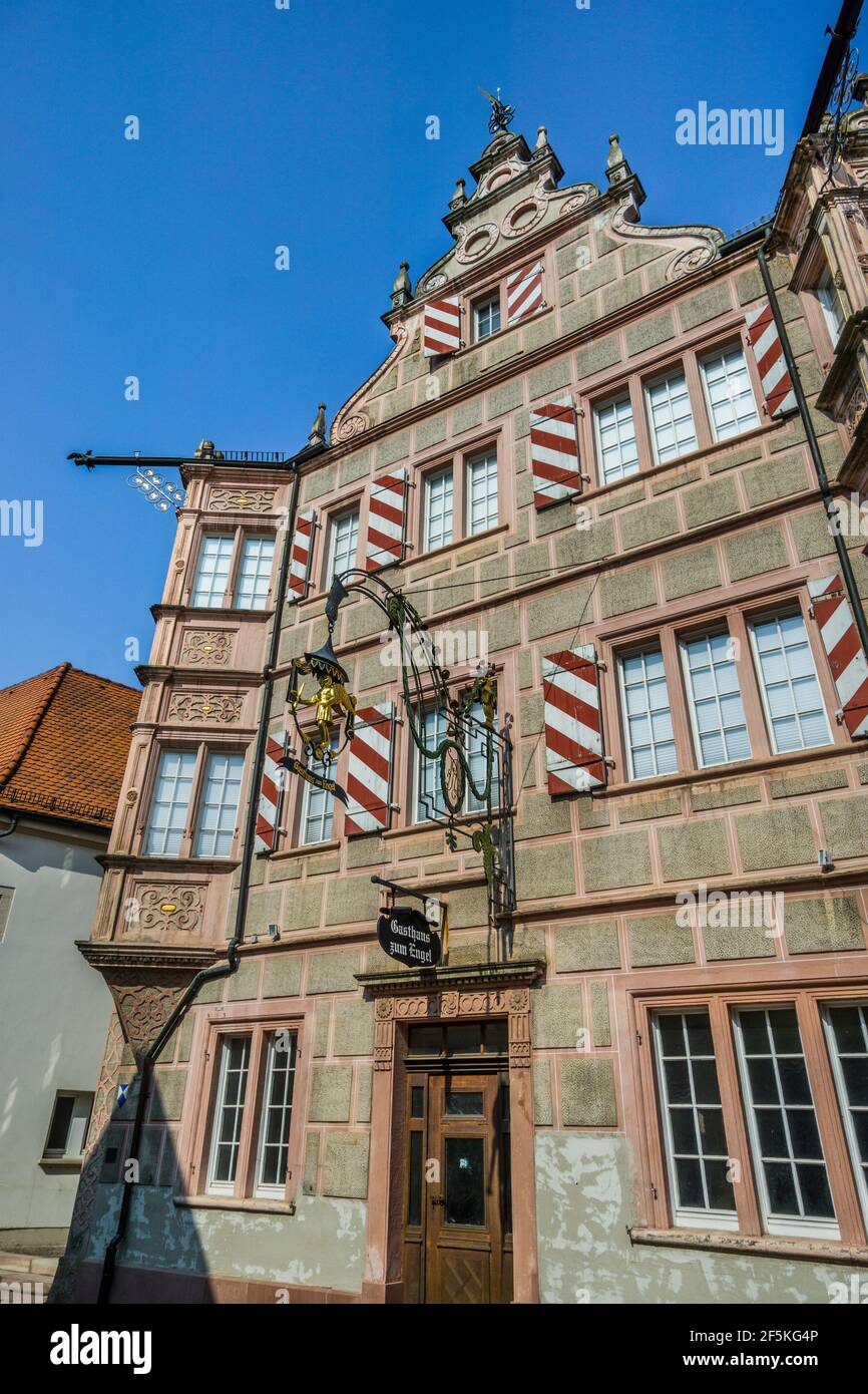 Il Gasthaus Zum Engel è il più antico edificio storico di Bad Berzabern, risalente al 1579, strada del vino tedesco, Renania-Palatinato, Germania Foto Stock