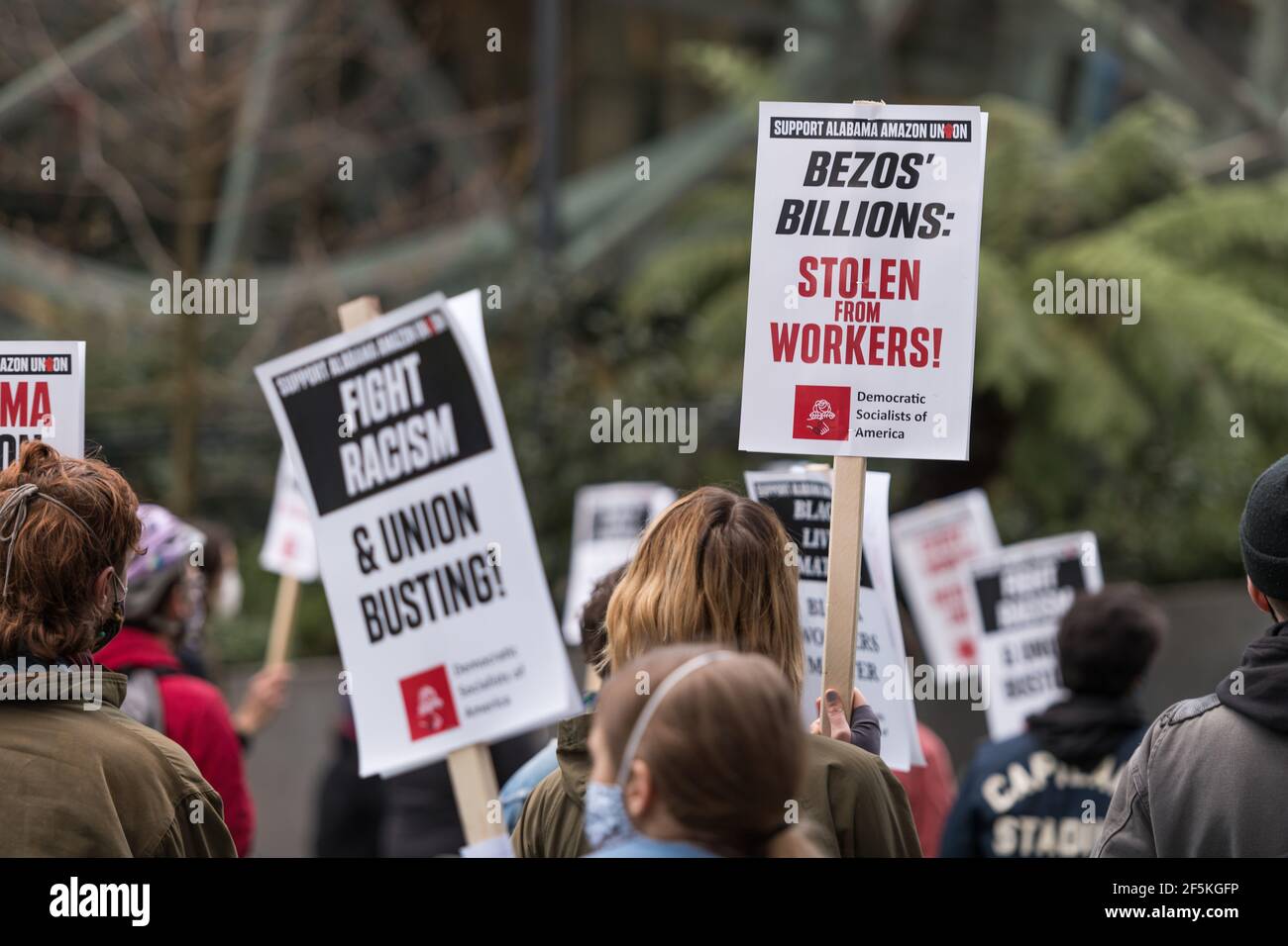 Seattle, Stati Uniti. 26 Marzo 2021. In tarda giornata i manifestanti al rally di solidarietà per unionizzare Amazon in Alabama alle sfere Amazon del centro. I lavoratori Amazon votano questa settimana per decidere se vogliono formare un sindacato a Bessemer Alabama. Amazon ha dovuto affrontare critiche per il trattamento dei lavoratori nei loro centri di strutture in tutto il mondo. Credit: James Anderson/Alamy Live News Foto Stock