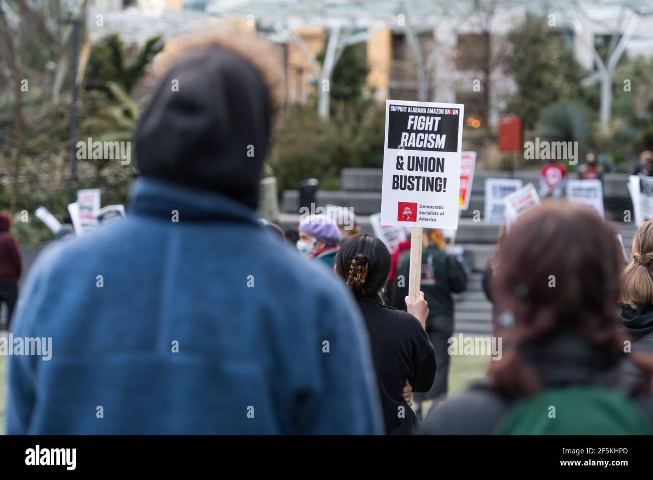 Seattle, Stati Uniti. 26 Marzo 2021. In tarda giornata i manifestanti al rally di solidarietà per unionizzare Amazon in Alabama alle sfere Amazon del centro. I lavoratori Amazon votano questa settimana per decidere se vogliono formare un sindacato a Bessemer Alabama. Amazon ha dovuto affrontare critiche per il trattamento dei lavoratori nei loro centri di strutture in tutto il mondo. Credit: James Anderson/Alamy Live News Foto Stock