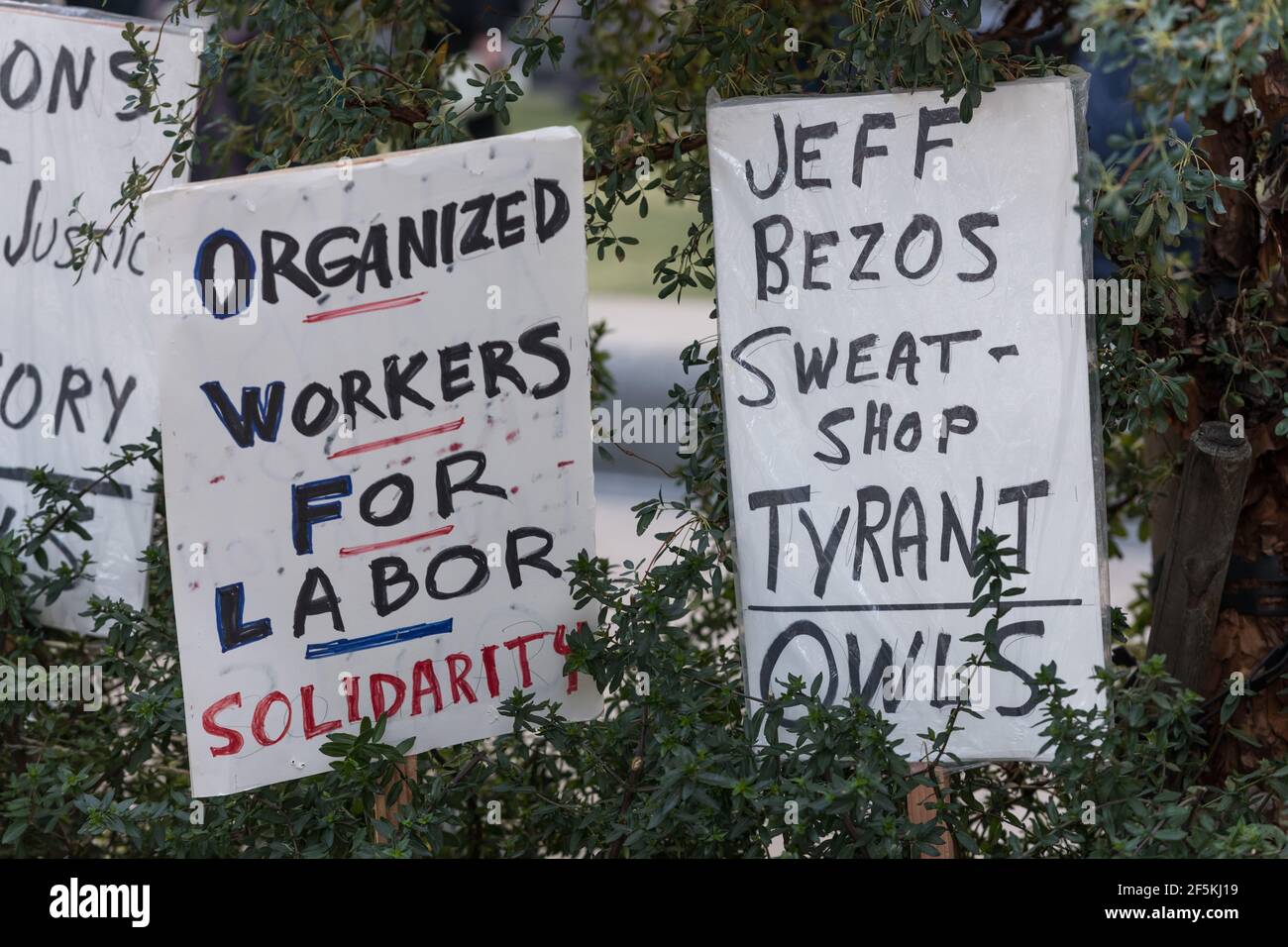 Seattle, Stati Uniti. 26 Marzo 2021. In tarda giornata segni al rally di solidarietà per unionizzare Amazon in Alabama presso il centro di Amazon Spheres. I lavoratori Amazon votano questa settimana per decidere se vogliono formare un sindacato a Bessemer Alabama. Amazon ha dovuto affrontare critiche per il trattamento dei lavoratori nei loro centri di strutture in tutto il mondo. Credit: James Anderson/Alamy Live News Foto Stock