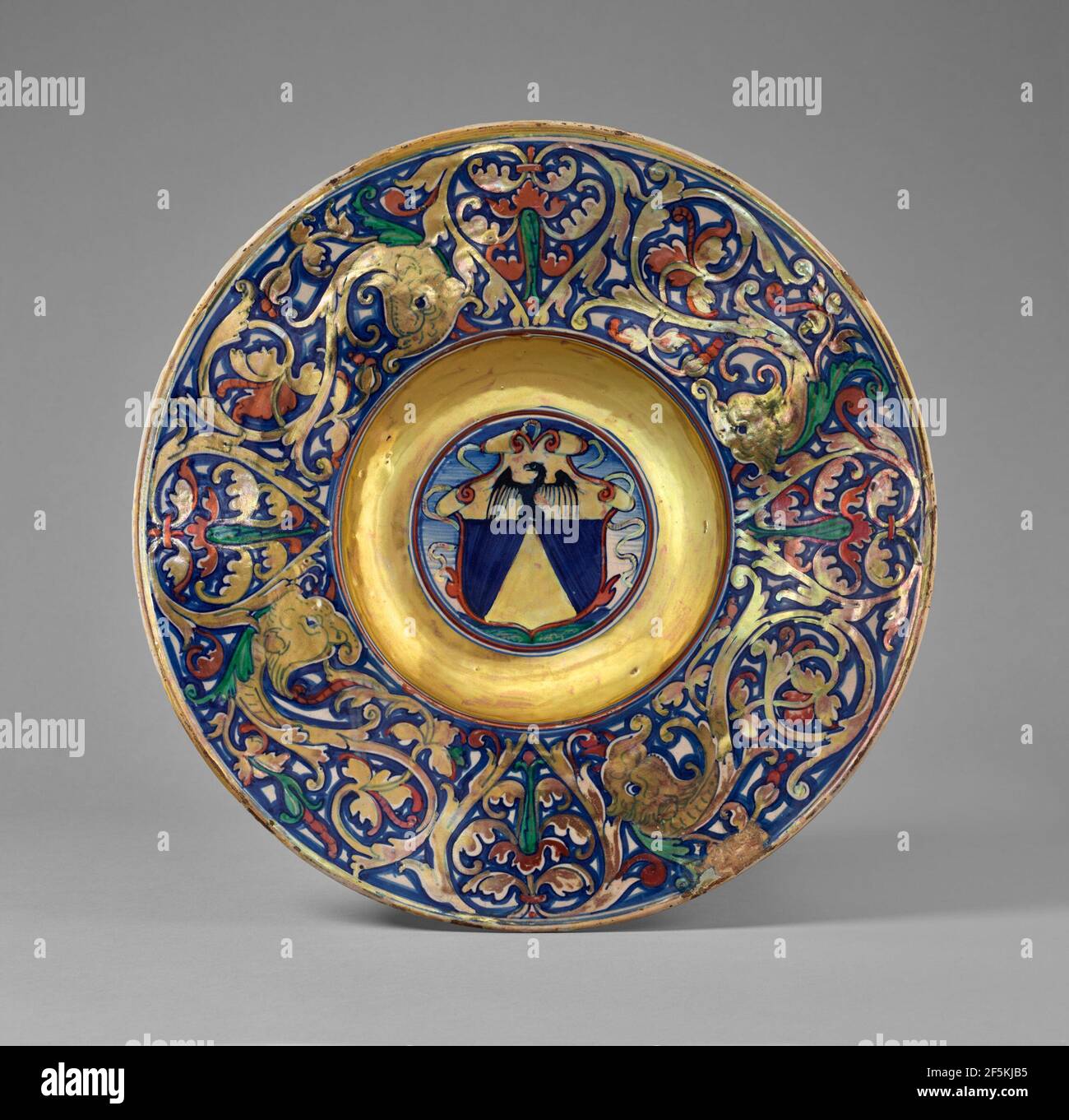 Piastra Armoriale con lustered. Laboratorio di Giorgio di Pietro Andreoli, noto come Maestro Giorgio (italiano, circa 1465 - circa 1555) Foto Stock