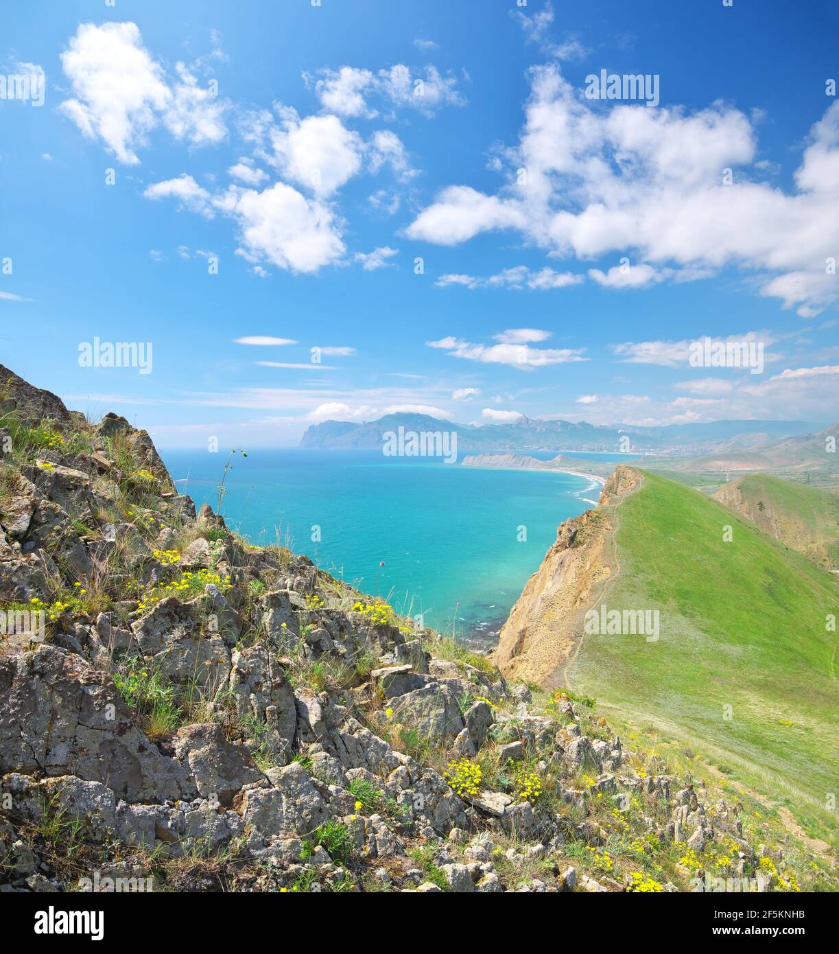 Mare e montagne primavera baia grande panorama. Natura paesaggio composizione. Foto Stock