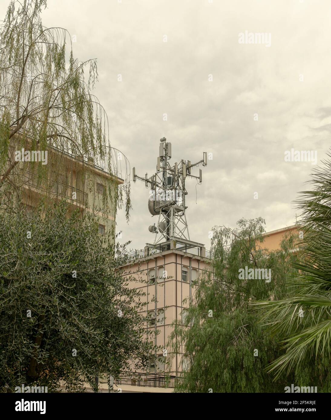 Elettromunicazioni wireless, antenne cellulari torre. Nel centro abitato. Situato sugli edifici di un quartiere italiano. alta velocità 5g, LTE Foto Stock