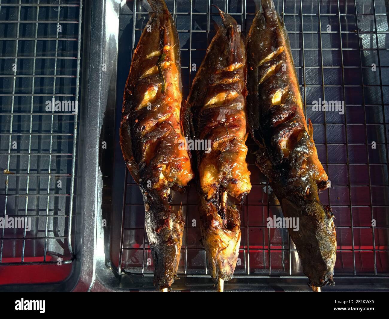 Foto di pesce gatto alla griglia del cibo tailandese che mi piace mangiare molto. Foto Stock