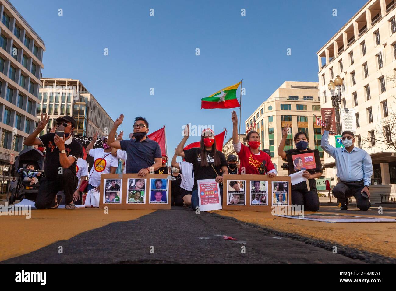 Washington, DC, USA, 26 marzo 2021. Nella foto: Le persone si inginocchiano per una protesta contro il colpo di stato del Myanmar e sollevano tre dita per mostrare sostegno alla democrazia in Myanmar, mentre chiedono l'intervento degli Stati Uniti per ripristinare il governo eletto. Credit: Alison C Bailey/Alamy Live News Foto Stock