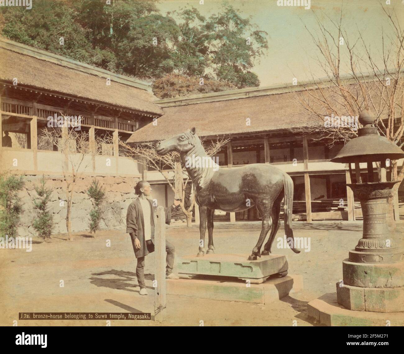 Cavallo di bronzo appartenente al Tempio di Suva, Nagasaki. Attribuito a Kusakabe Kimbei (giapponese, 1841 - 1934) Foto Stock