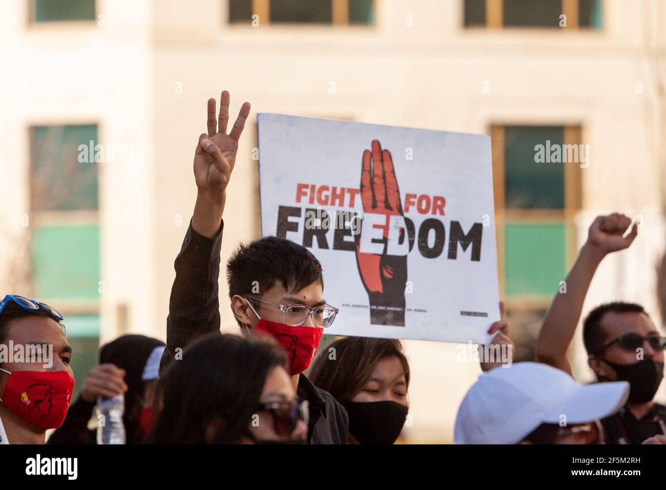 Washington, DC, USA, 26 marzo 2021. Nella foto: Un uomo solleva tre dita nella solidarietà e nel sostegno degli attivisti a favore della democrazia in Myanmar a una protesta contro il recente colpo di stato militare. Credit: Alison C Bailey/Alamy Live News Foto Stock