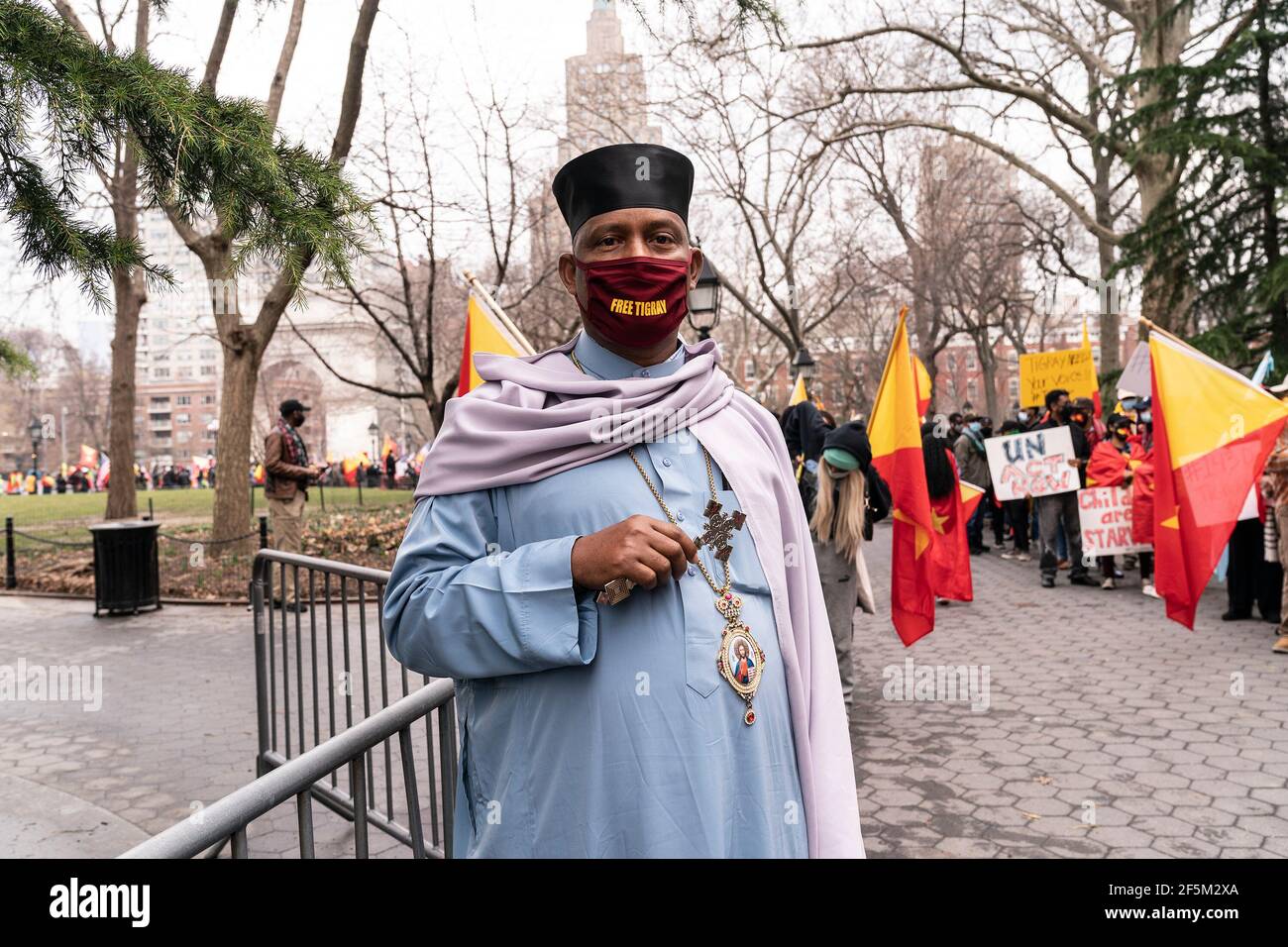 I manifestanti con bandiere e manifesti Tigray hanno organizzato un raduno su Washington Square e camminano lungo Broadway chiedendo la fine dell'attacco dell'Etiopia ai civili. Il conflitto tra il governo regionale del Tigray e il governo etiope è iniziato nel 2019 e si è intensificato in una guerra aperta il 4 novembre 2020. Più di 2.3 milioni di bambini sono esclusi dagli aiuti e dagli aiuti umanitari di disperata necessità. Molti manifestanti indossavano giacche, cappelli e maschere facciali in colori della bandiera Tigray. ABA (padre) Gebre Hiwot da Washington DC chiesa Medhane Alem visto su questa foto. (Foto di Lev Radin/Pacific Press) Foto Stock